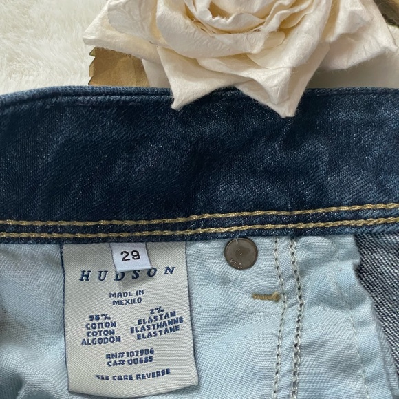 AMAZING SHAPE HUDSON MEDIUM WASH JEANS with buttoned back pockets & logo SZ 29 - Picture 5 of 5